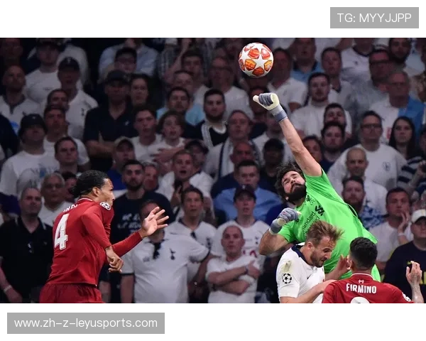 利物浦门将飞身扑救及时阻止失球——完美展现门将风采 利物浦门将飞身扑救及时阻止失球——完美展现门将风采